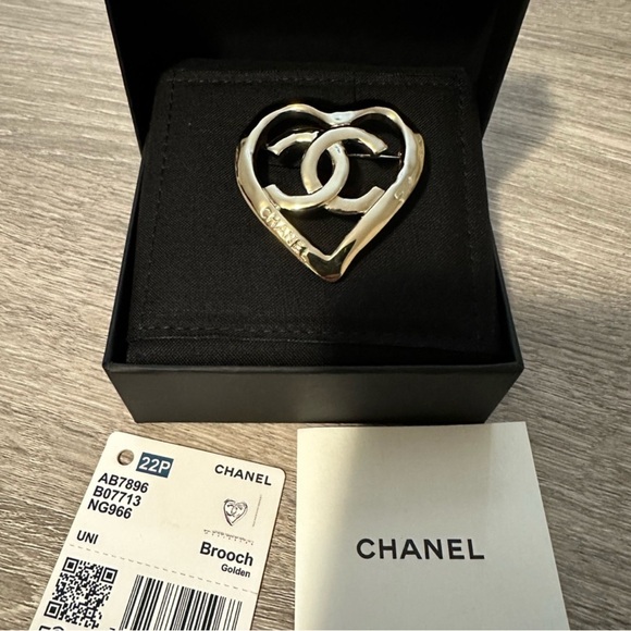 CHANEL 2022P GOLD HEART METAL BROOCH GOLDEN WITH CC LOGO NIB - Picture 2 of 6